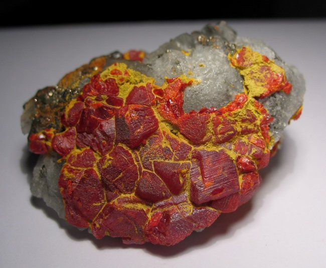 Realgar mit Auripigment auf Quarz