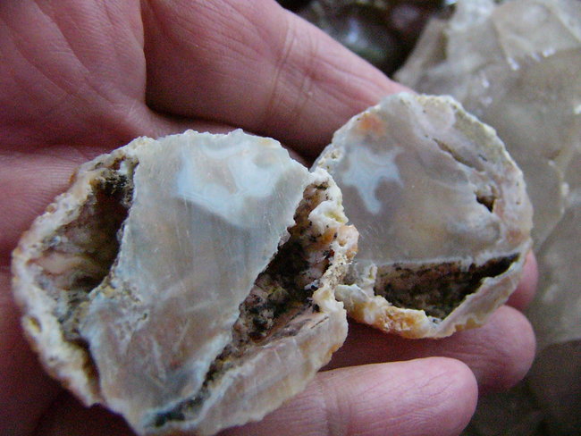 2 Hälften einer Achat Geode aufgesägt