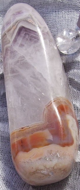 unten achat dann bergkristall, dann amethyst, dann wieder achat und bergkristall
