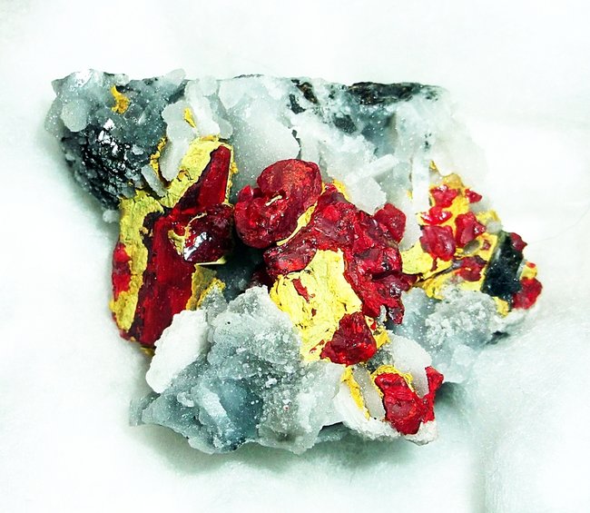 Peru.JPG (1.05 MiB) 15472 mal betrachtet Feuerroter Realgar, gelber Auripigment, weisse Baryt Tafeln und weisser Chalcedon