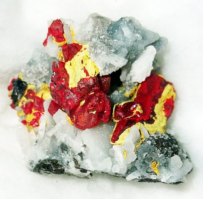 Feuerroter Realgar, gelber Auripigment, weisse Baryt Tafeln und weisser Chalcedon