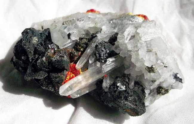 realgar, auripigment, galenit auf quarz.JPG