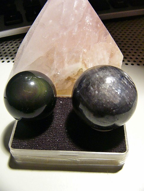 Saphirkugel  3cm und Regenbogenobsidian Kugel 2,5cm