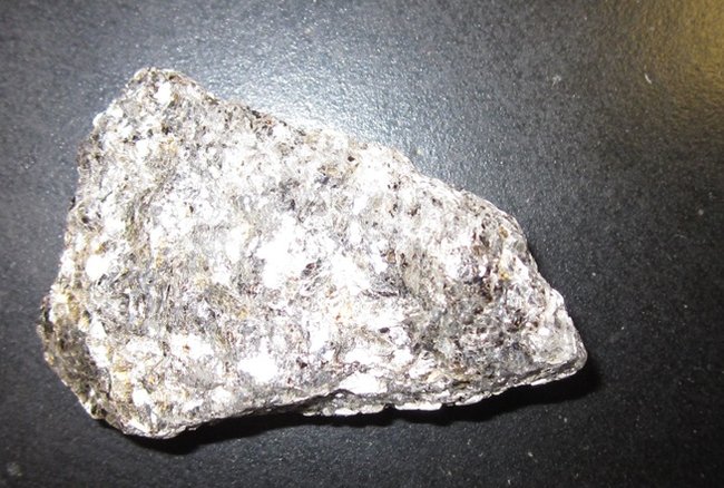 Unbekannter glitzernder silberner Stein