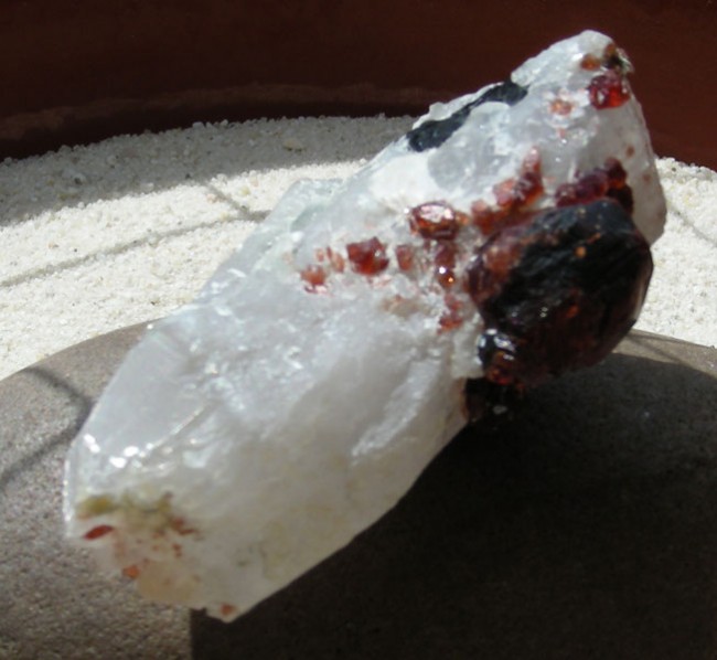 Bergkristalldoppelender mit Einschluss aus schwarzem Turmalin und Granatbauchbinde, Fundort K2, 6 cm, Mineralienmesse Bad Ems 2010