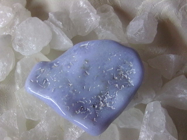 Chalzedon blau roh.jpg