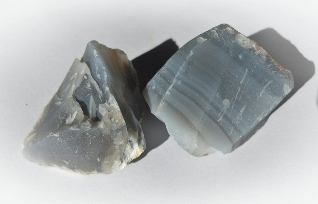 chalcedon blau rohsteine.jpg (944.78 KiB) 18338 mal betrachtet blaue Chalcedon Rohsteine: links ungebändert, rechts gebändert