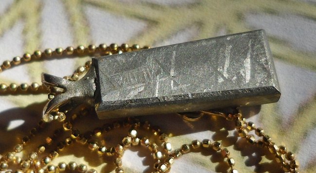 meteorit-anhänger, meteorit gibeon, nach 12 h bl. d. lb.jpg