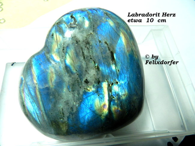 Labradorit Herz etwa 10 cm groß b .jpg