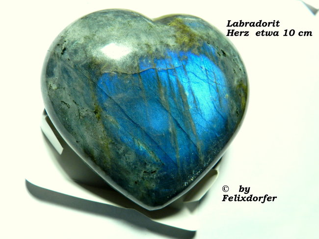 Labradorit Herz etwa 10 cm groß.jpg