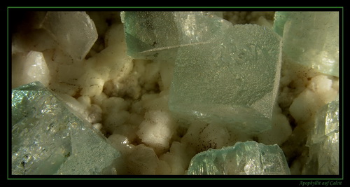 Apophylith auf Calcit.jpg