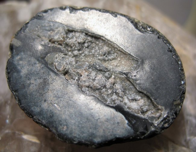 Flint mit Kristallrasen