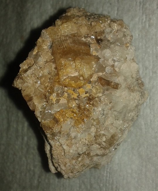 Topas in Quarz.jpg
