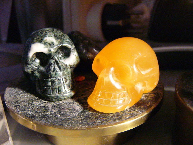 Skull Preseli und Orangen Calcit