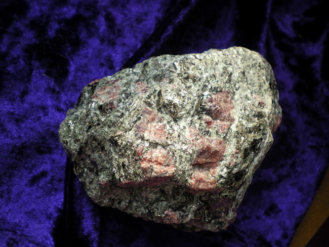 Almandin in Glimmerschiefer.jpg