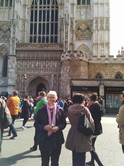Meine Mama vor ihrer geliebten Westminster Abbey