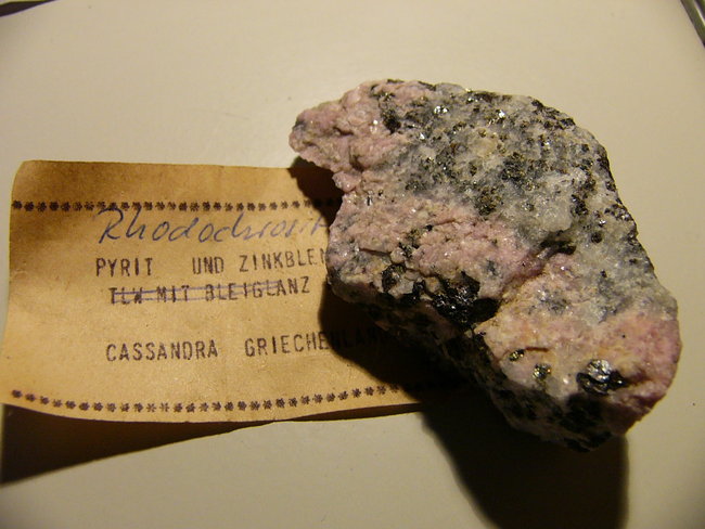 Rhodochrosit mit Pyrit und Zinkblende in Quarz
