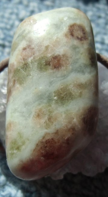 Wollastonit mit Hessonit und Epidot