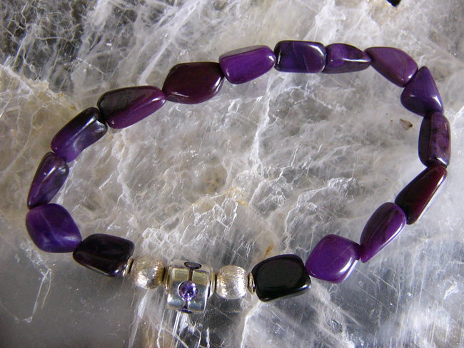Kleines Armband mit Sugilith