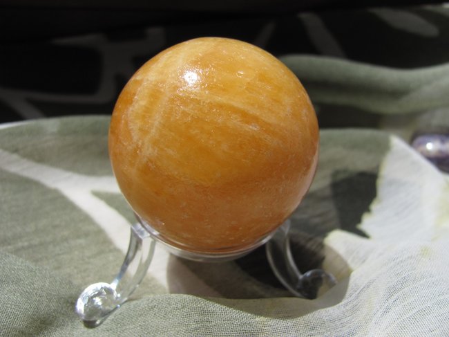 Orangencalcit