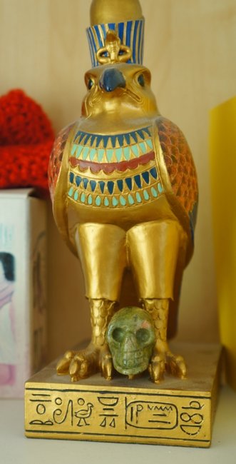 ...und diesen starken Kerl hab ich auch getroffen. Horus heißt er. Er sieht zwar etwas grimmig aus, aber er ist wirklich nett und hat mir ein wenig von seiner ägyptischen Energie abgegeben.
