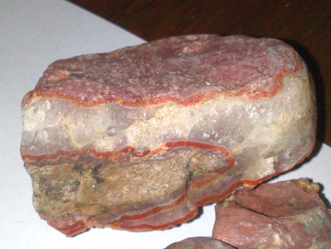rötlich gefärbter Stein