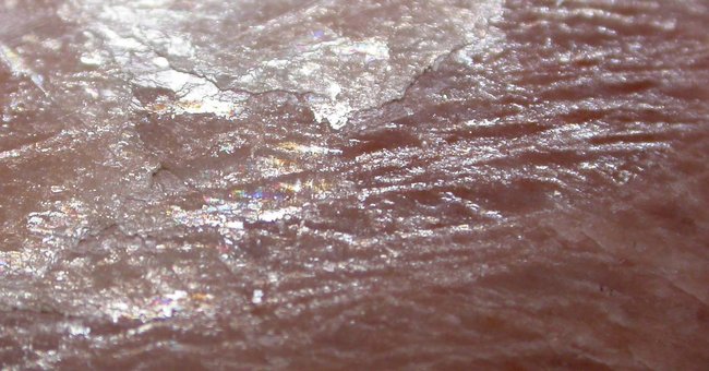 Reflexionen (Spiegelungen) von Licht an Albitleisten