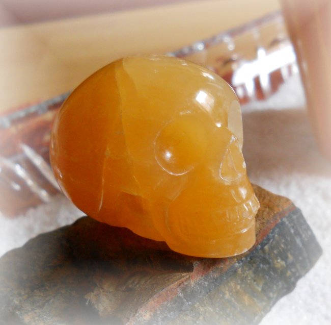 Orangencalcit_Skull_Solea55 (1).JPG