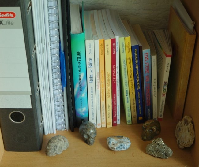 Bücherecke zum Thema Steine