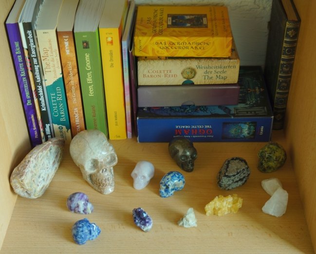 Bücherecke querbeet und meine Orakelsets (und überall die Skullies ;-) )