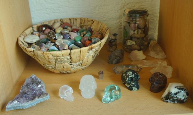 nicht mehr Altar, sondern die einzelnen &quot;Themenfächer&quot;: ein Korb mit Trommlern, rechts einige Bergkristallspitzen und ein paar Schädel