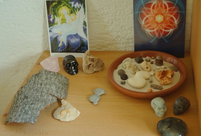 Mini-Altar 3, hier werde ich wohl nochmal umräumen und zum nächsten Jahreskreisfest ein paar passende Blümchen oder andere Deko hinstellen