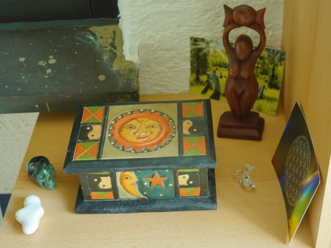 Mini-Altar 2 mit einer schönen Holzschnitzerei: die Göttin mit den 3 Mondscheiben, Kram-Kiste, Pendel und meine Schädeldame Holly