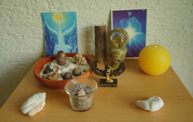 Mini-Altar 1: die Göttin einmal eher abstrakt (keltische ??? Replika) und die ägyptische Maat, dazu Goddess-Stones und die Steine, die es gerne sandig haben