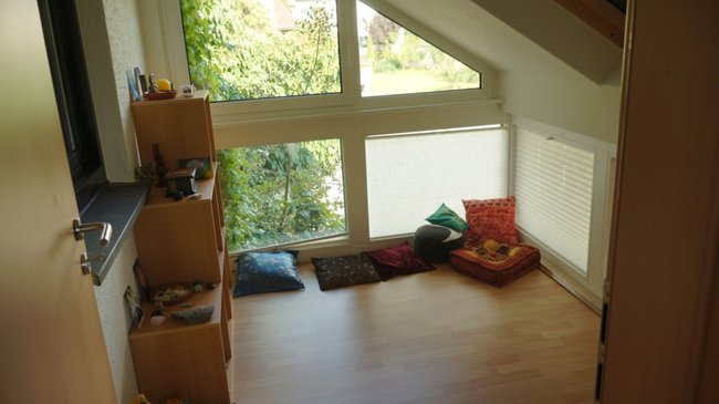 mein Mini-Raum neben dem Wintergarten. Im Sommer sehr warm, im Winter kalt, ohne Licht. Vor dem Fenster Stechpalme und Efeu (Holly und Ivy im Ogham)