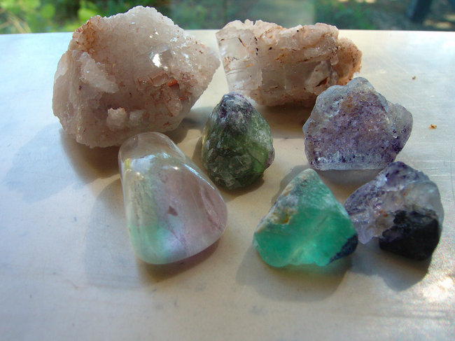 Fluorite, 1 mit Calcit