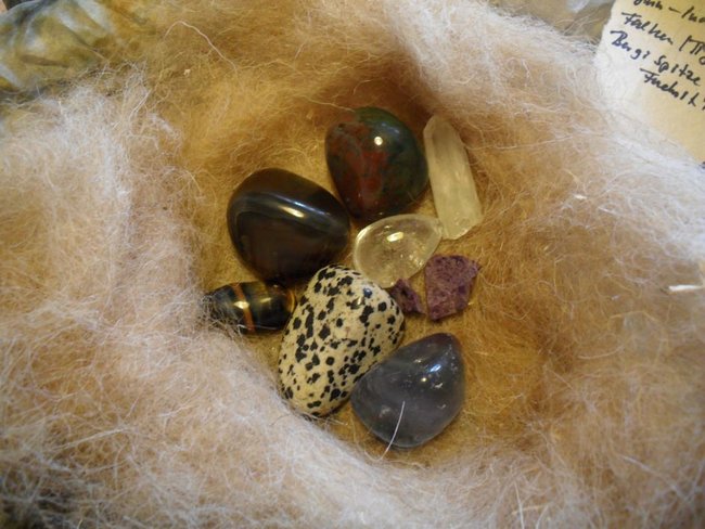 Achat, Jaspis, Bergkrsitall m. Fuchsit, Sugilith, Fluorit, Dalmatiner, Tigerauge m. Falkenauge