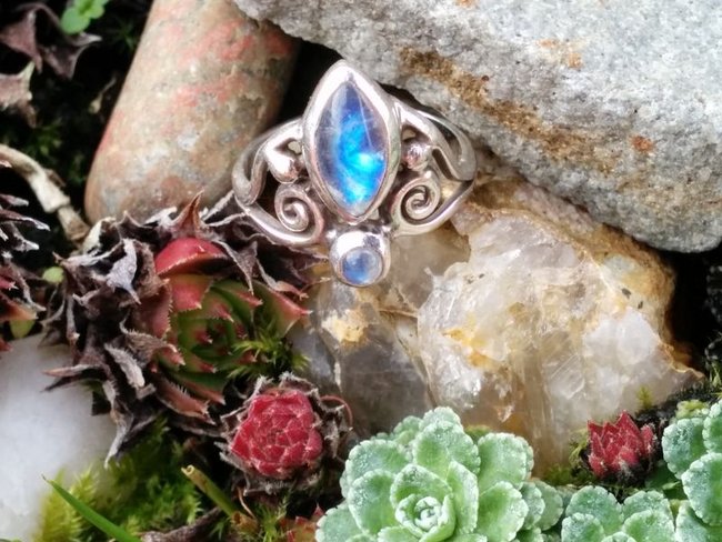 Mein geliebter weißer Labradorit, je weniger Licht, desto mehr Feuer!