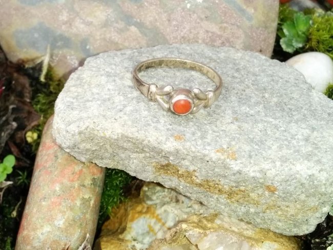 Kinderring mit roter Koralle