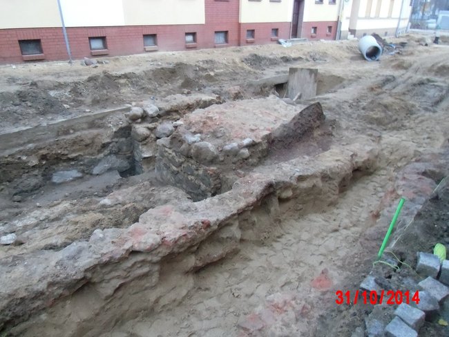 Fundament eines alten Klostern freigelegt bei Bauarbeiten an der Straße