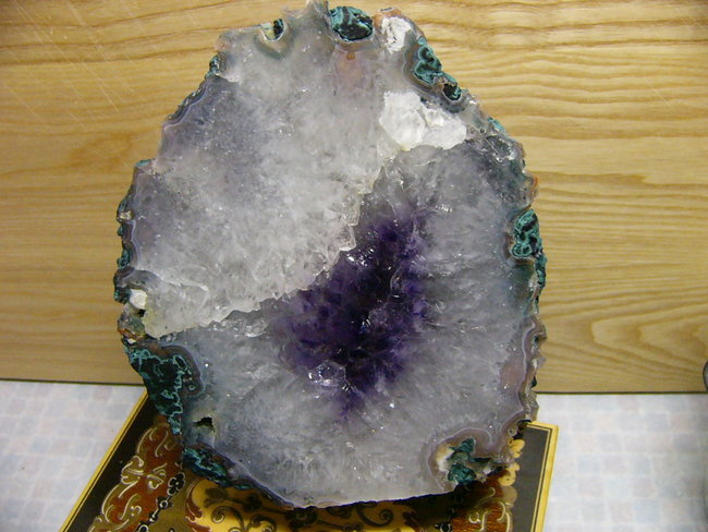Bergkristall mit Amethyst Oberfläche glatt gesägt und auch noch eine zusammen geflickte Bruchstelle betoniert  ein totaler Reinfall