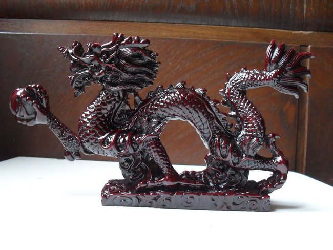 Drache, Holz und Lack