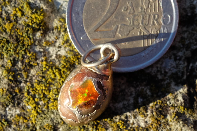 Feueropal, eingefasst in Anhänger