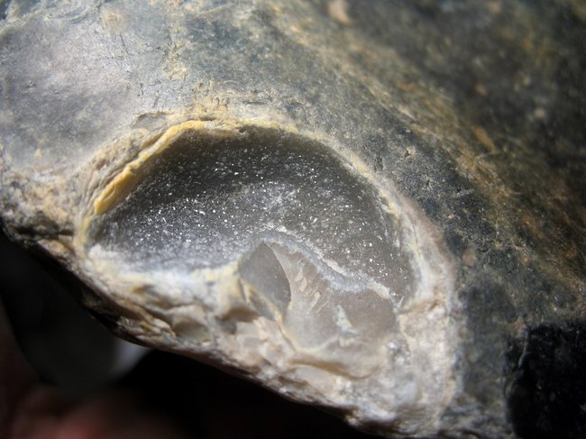 Flint mit Kristallrasen (in Seeigel-Abdruck)