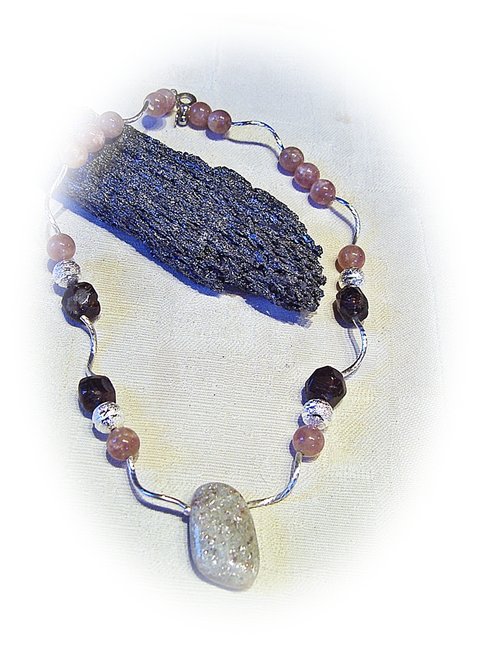 Muskovitanhänger, Granat und Rubinquarz