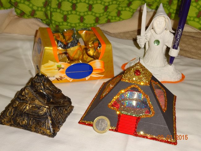 Unten Rechts die Pralinen aufbewahrungs Pyramide.JPG