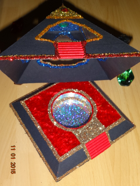 hier gleich einen Blick ins Untere Teil der Cover Pyramide. Dekoriert mit Bläulichem Glitter