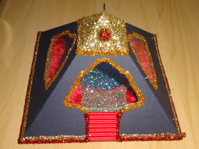 Die Pyramide ist außerdem noch mit Plastic Glas Fenstern geschützt.
