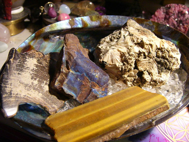 Tigeraugescheibe, Boulder Opal,versteinertes Holz und  Baryt??