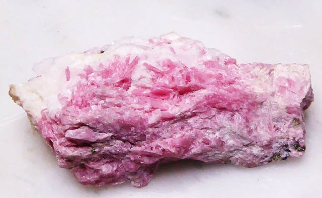 Rhodonit Kristalle.jpg